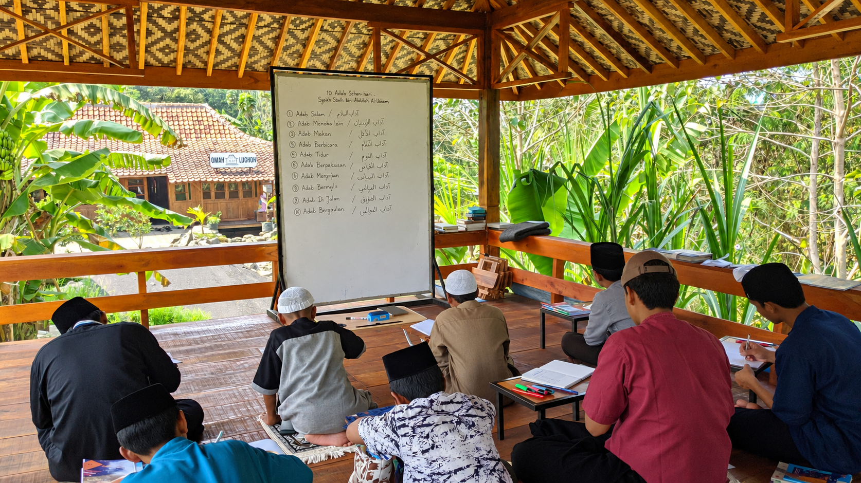 Santri belajar bersama di ruang kelas terbuka